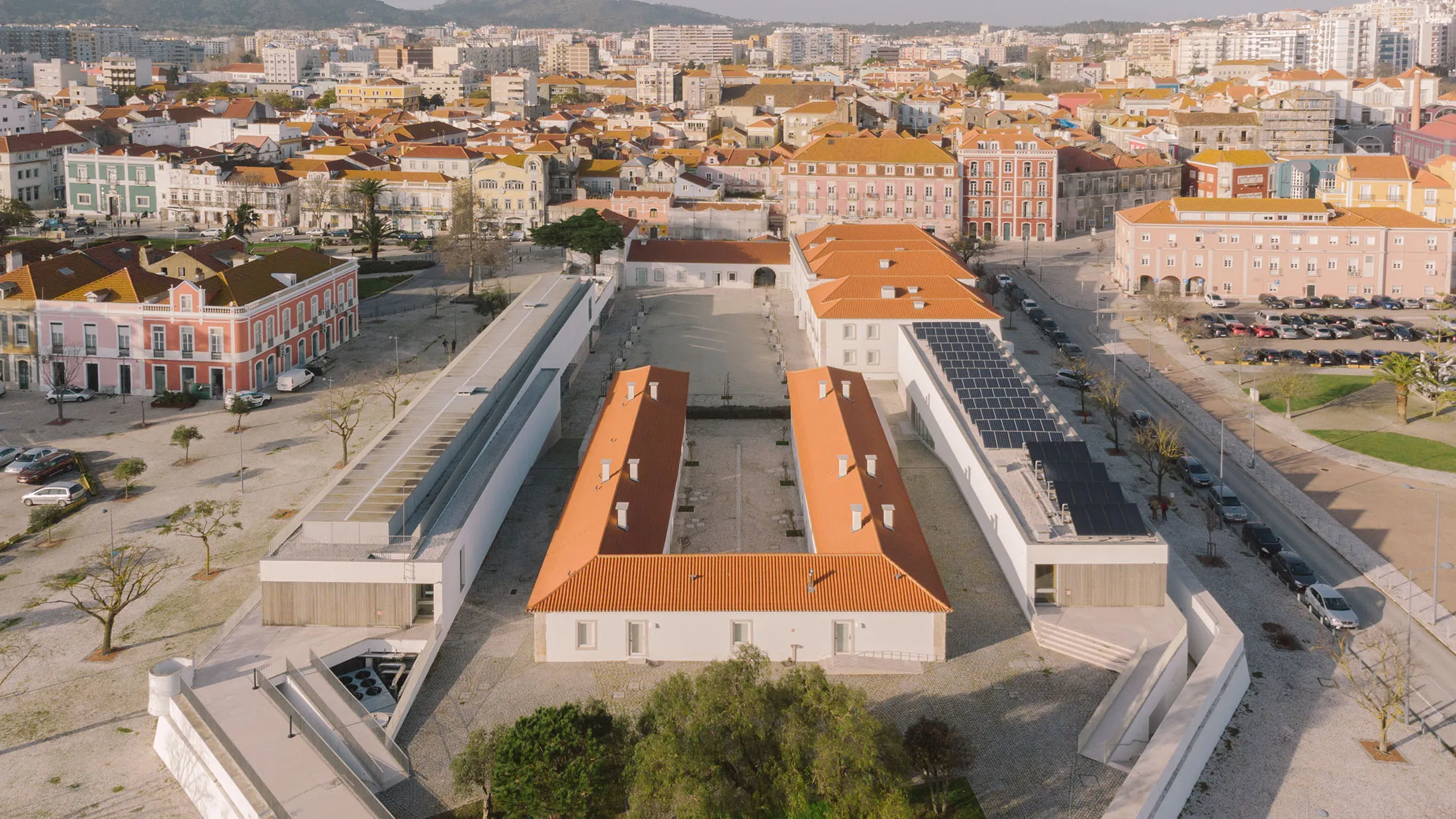 Vista aérea da escola de hotelaria e da cidade de Setúbal